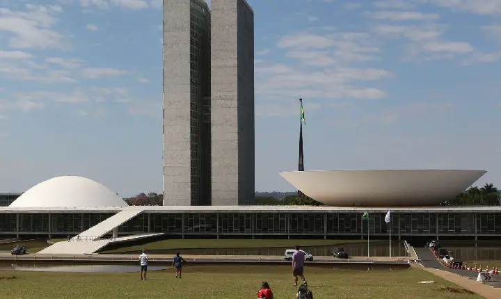 Alcolumbre fatia votação do PL da Dosimetria; governo denuncia manobra