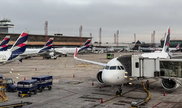 Anvisa atualiza regras de segurança sanitária para aviões e aeroportos