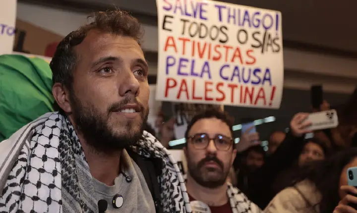 Ativista brasileiro é deportado da Argentina por ordem de Milei