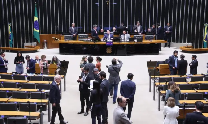 Câmara aprova regime de urgência para oito projetos de lei; acompanhe