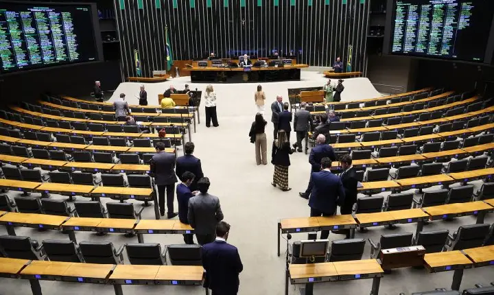 Câmara pode votar mudanças no Código Penal e suspensão da carteira de motorista por abandono de animais