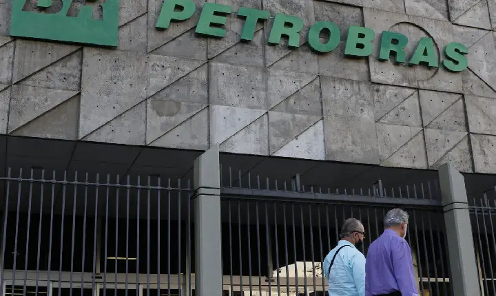 Com alívio da guerra, Petrobras reduz preço do querosene de aviação 