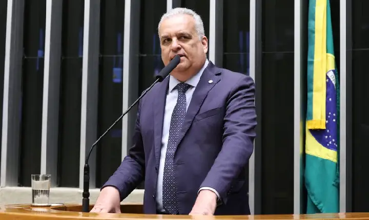 Comissão aprova autorização para pessoa com deficiência visual usar óculos biópticos para obter CNH