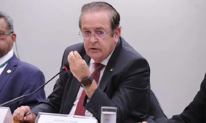 Comissão aprova projeto que autoriza extensão de estágio após conclusão de curso superior
