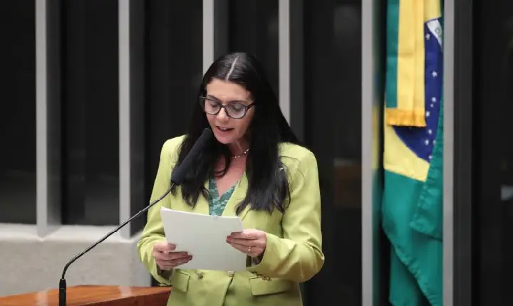 Comissão aprova projeto que garante escolta policial para mulher denunciar agressor
