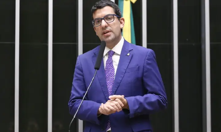 Comissão aprova redução gradual de microplásticos em cosméticos e itens de higiene