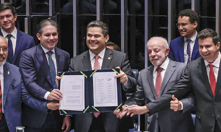Congresso promulga emenda do fim da 6x1; escala 5x2 começa em 60 dias