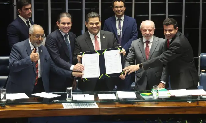 Congresso promulga emenda que acaba com escala 6x1 e estabelece jornada máxima de 40 horas semanais