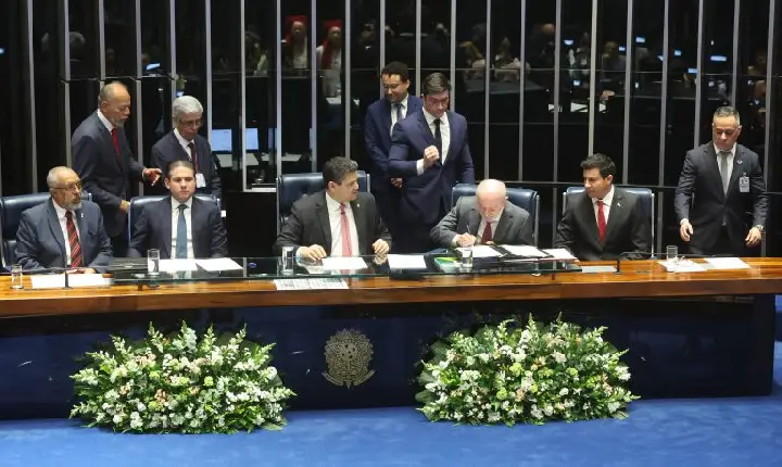 Congresso promulga o fim da escala 6x1 e aposentadoria especial para agentes de saúde