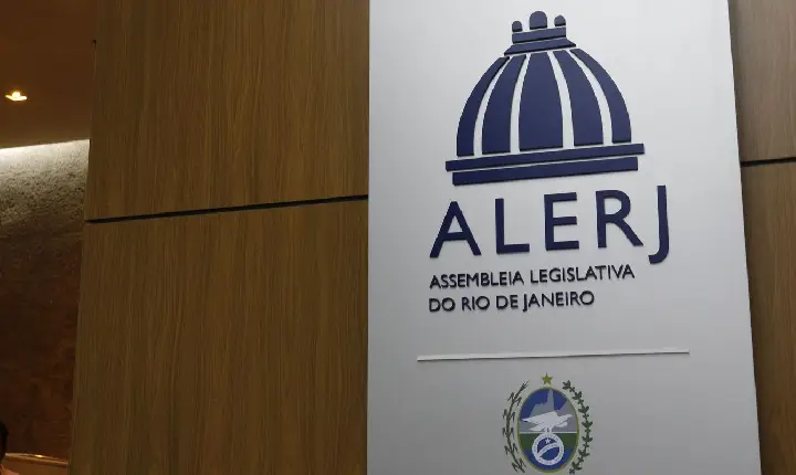 Deputados do RJ aprovam tornozeleira rosa para agressores de mulheres