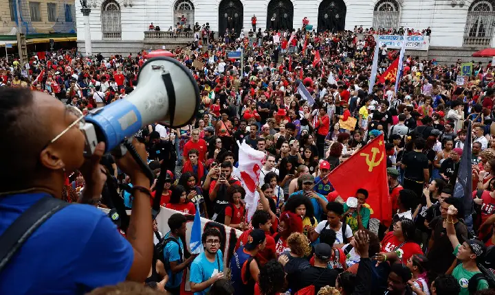 Estudantes fazem atos pelo país em apoio a Lula