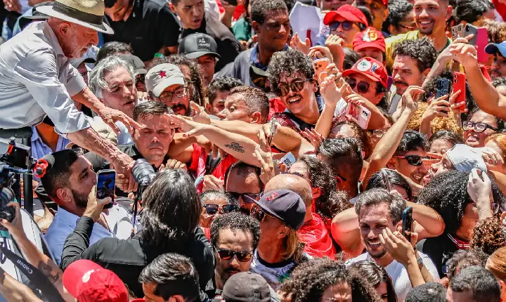 Lula afirma que PT entrará na Justiça contra suspensão de canal