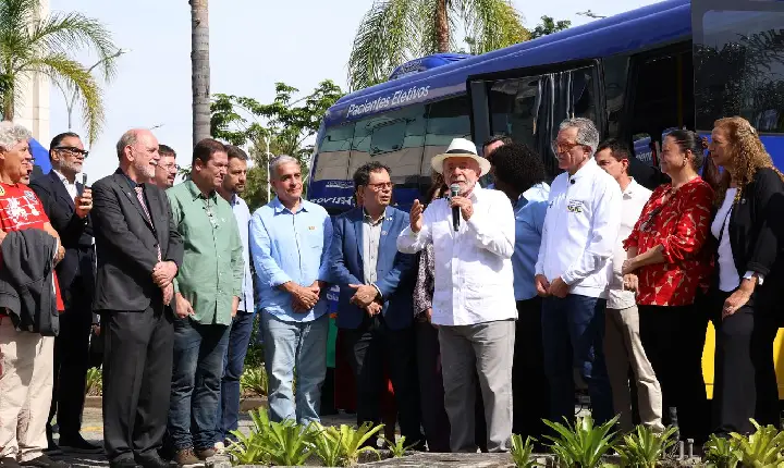 Lula pede que governador do RJ trabalhe para prender milicianos