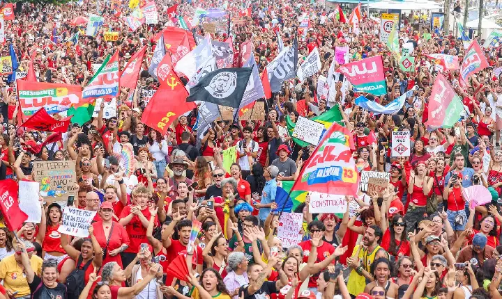 Milhares ocupam Copacabana em ato pela democracia e em apoio a Lula 