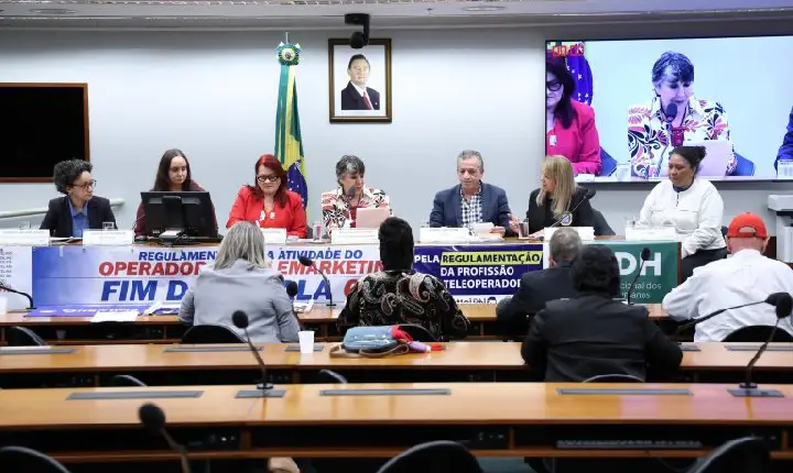 Operadores de telemarketing denunciam precarização do trabalho e pedem regulamentação da profissão
