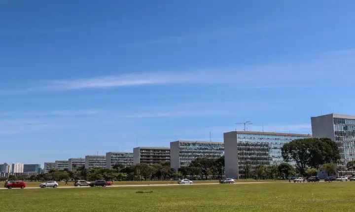 Orçamento de 2027 tem salário mínimo de R$ 1.741 e redução de despesas com pessoal