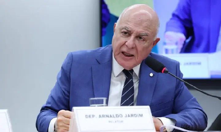 Pedido de vista adia votação da proposta que aumenta repasses federais para municípios