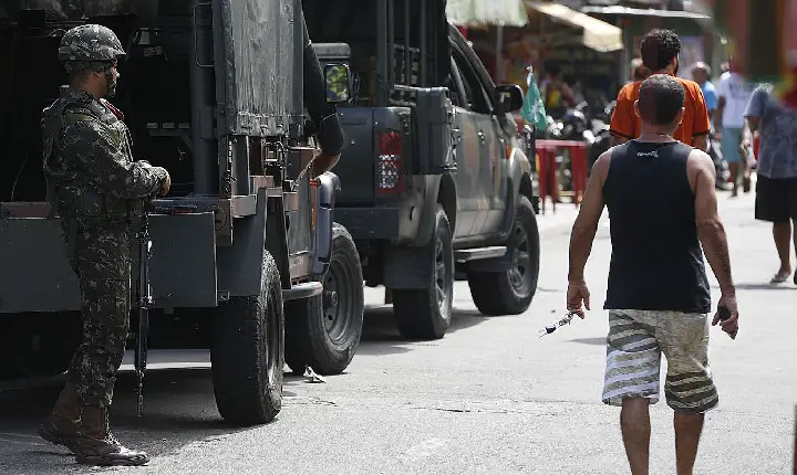 Polícia faz ação para cumprir 56 mandados de prisão na Maré, no Rio