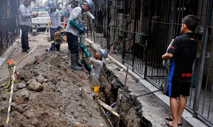 Professora alerta para endividamento com taxa de água e esgoto na Maré