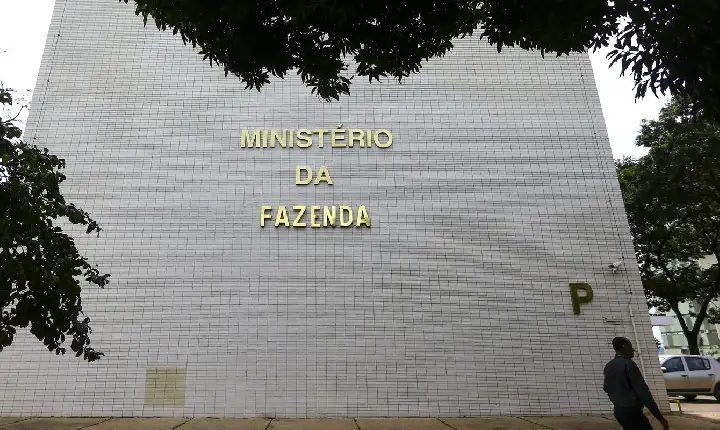 Projeção oficial de inflação sobe para 5,1%, com estouro da meta