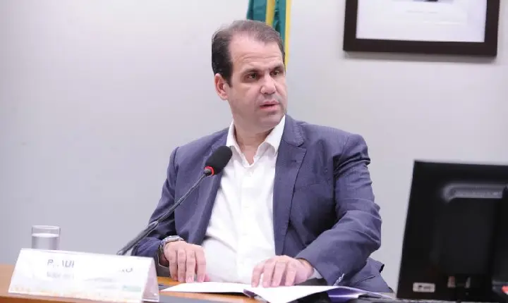 Projeto torna obrigatório indicar a cor de roupa na etiqueta para auxiliar daltônicos