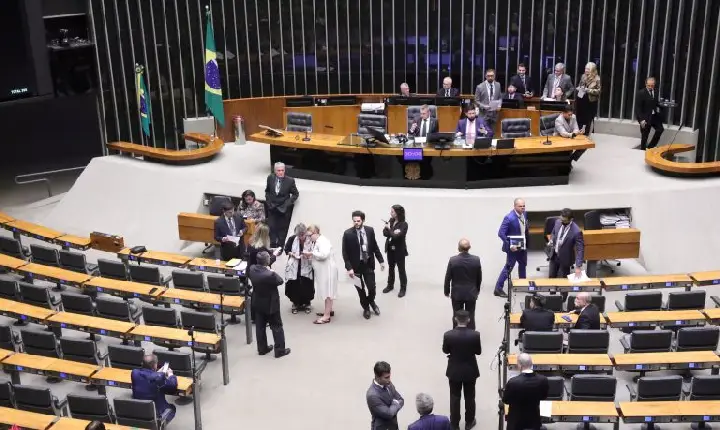 Reeleição de Lula e viagem de Flávio Bolsonaro aos EUA repercutem no Plenário