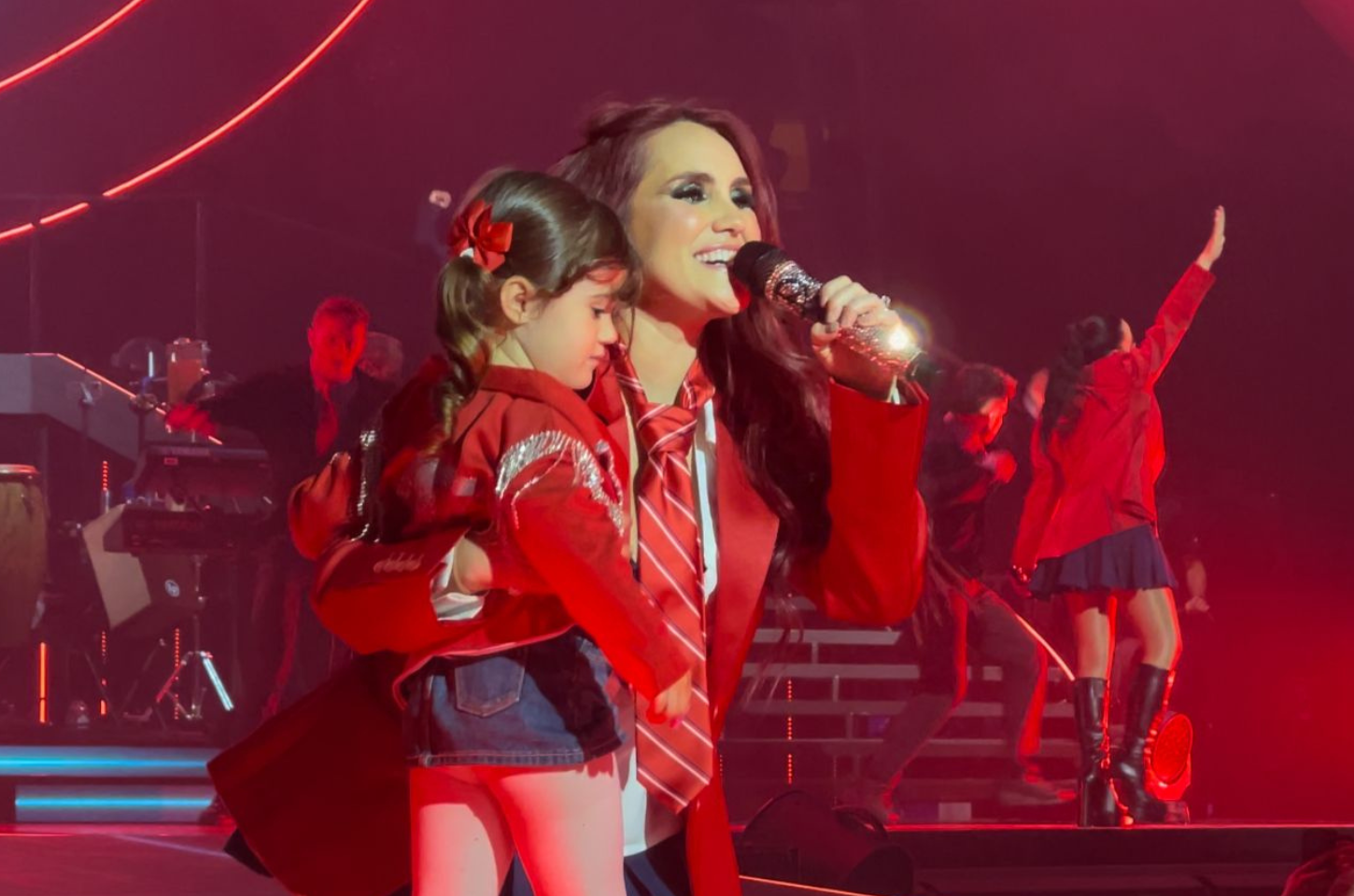Dulce Maria emociona público ao levar a filha ao palco do show do RBD