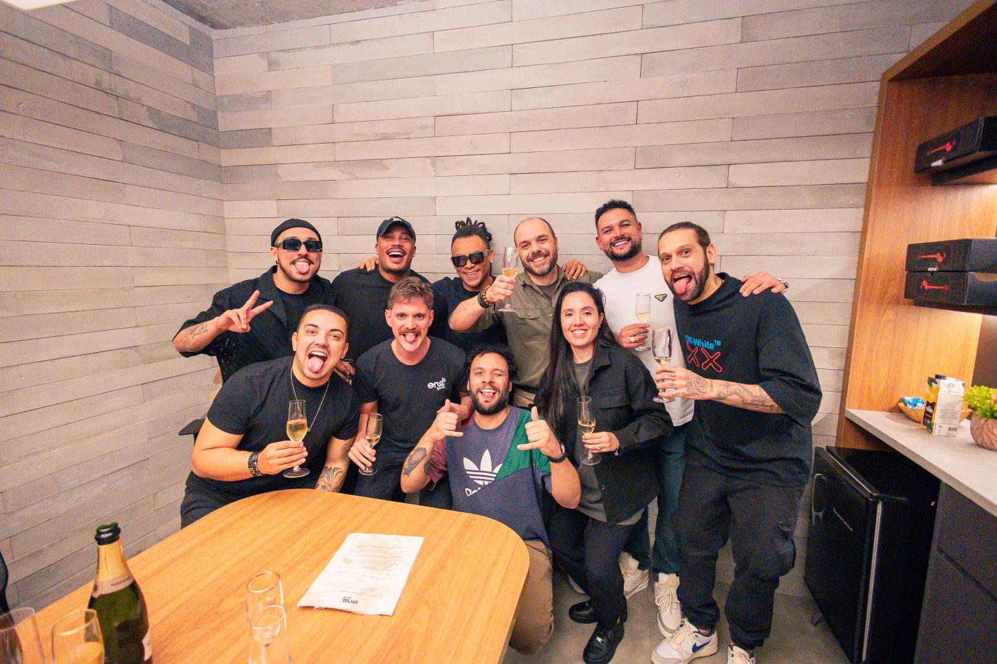 Akatu renova contrato com a ONErpm e celebra marca de 560 milhões de streams