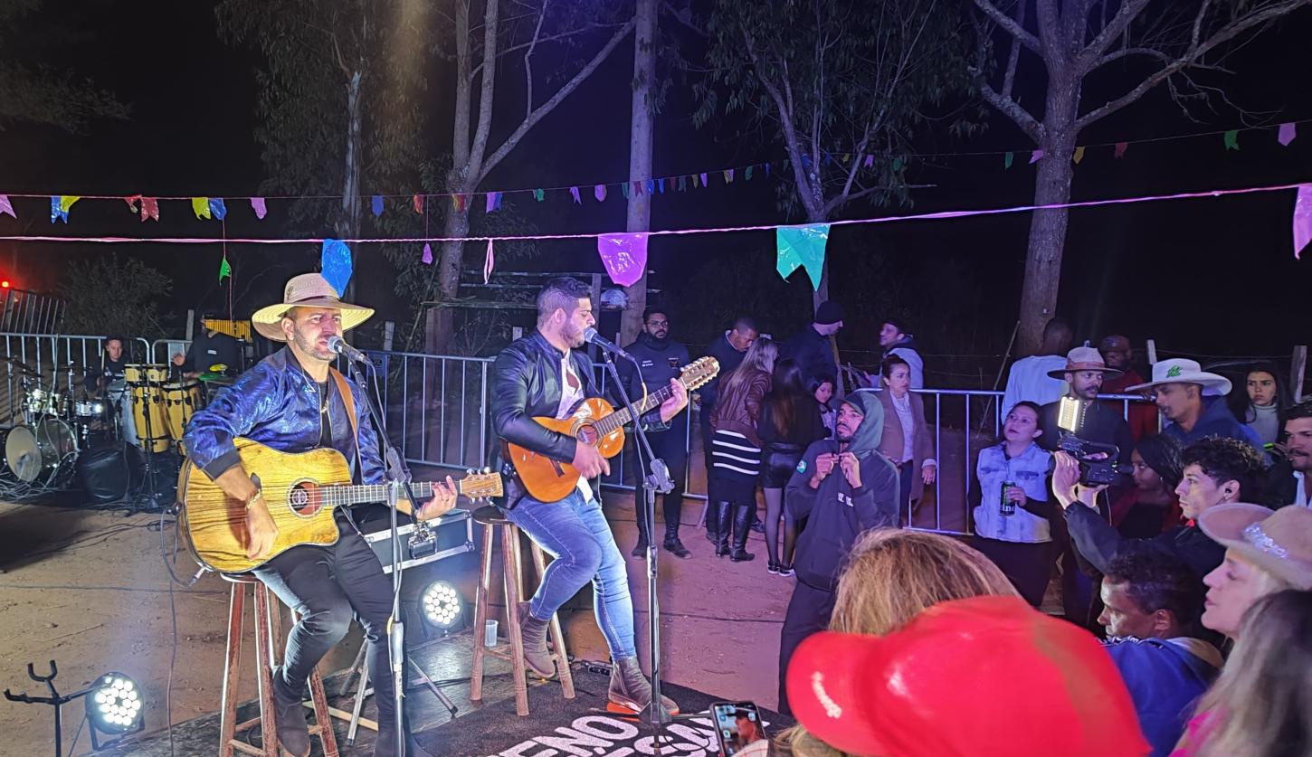 Leo Bueno & Julio César agitam o Bar do Tião no Último Arraiá do Ano com lançamento de música