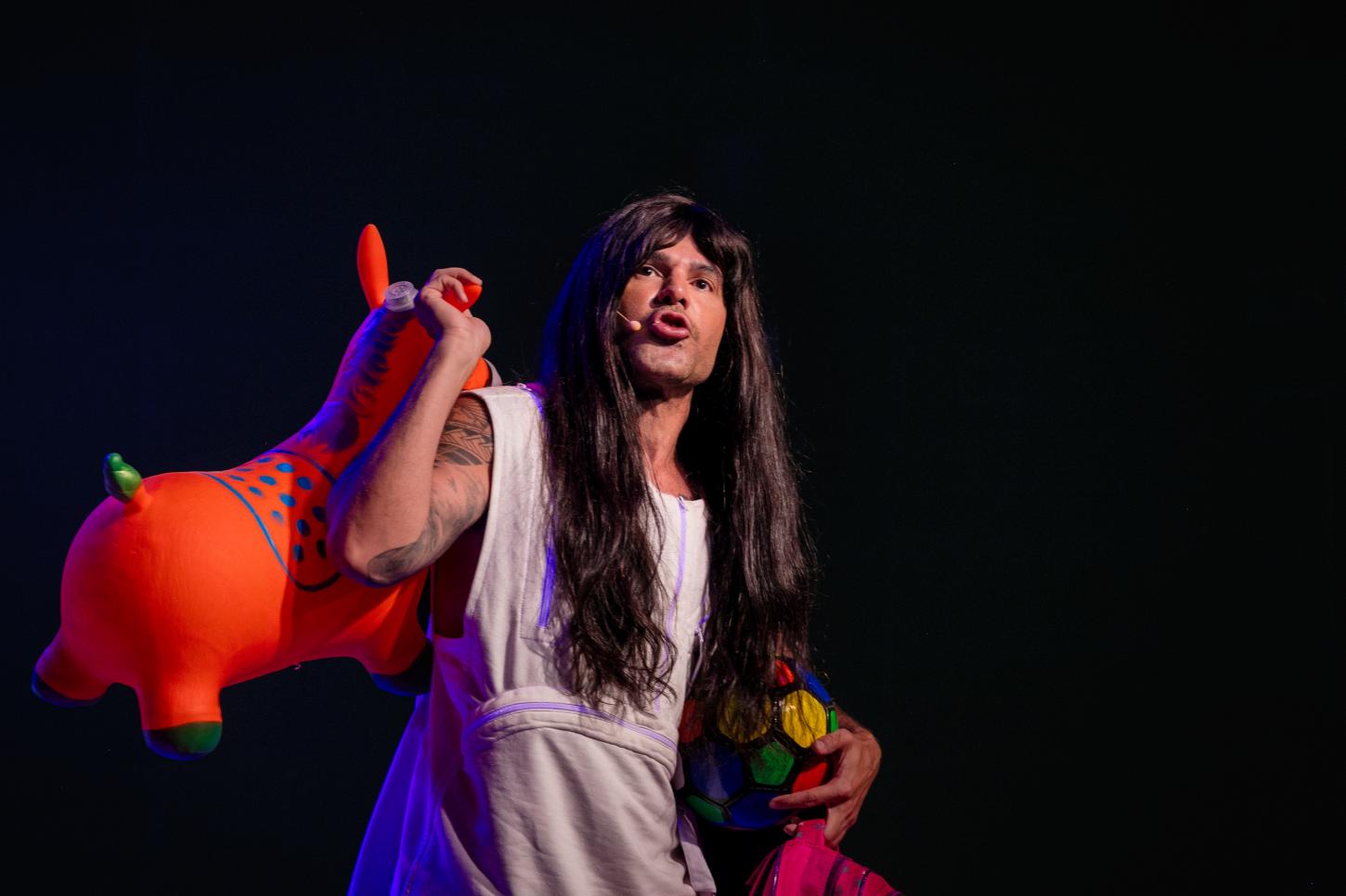 Rodrigo Sant'Anna apresenta o espetáculo 