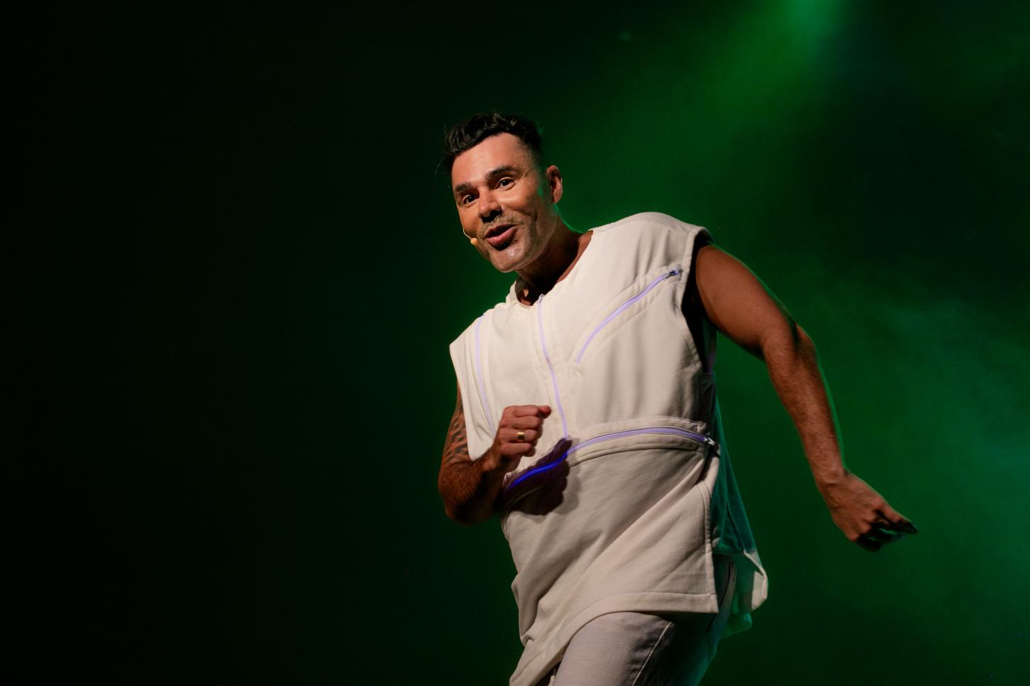 Rodrigo Sant'Anna desembarca em Juiz de Fora neste domingo com o espetáculo 