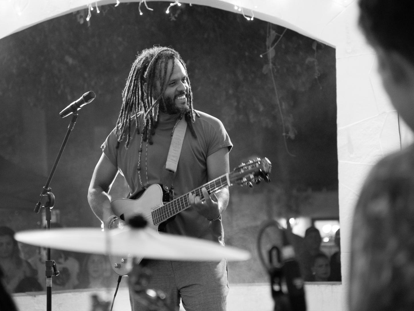 Cantor e compositor brasiliense Stênio Neves celebra 10 anos de seu primeiro álbum com turnê em BH