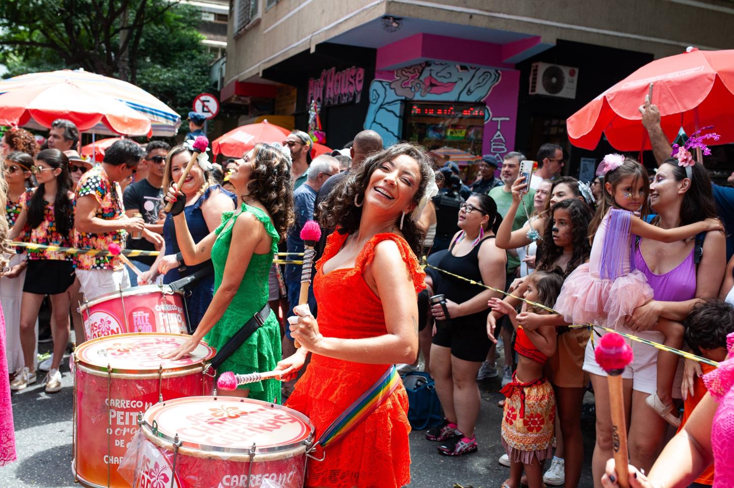Ana Castela, Marília Mendonça, Roberta Miranda e outros nomes do sertanejo feminino farão parte do repertório d'As Charangueiras no Carnaval de BH