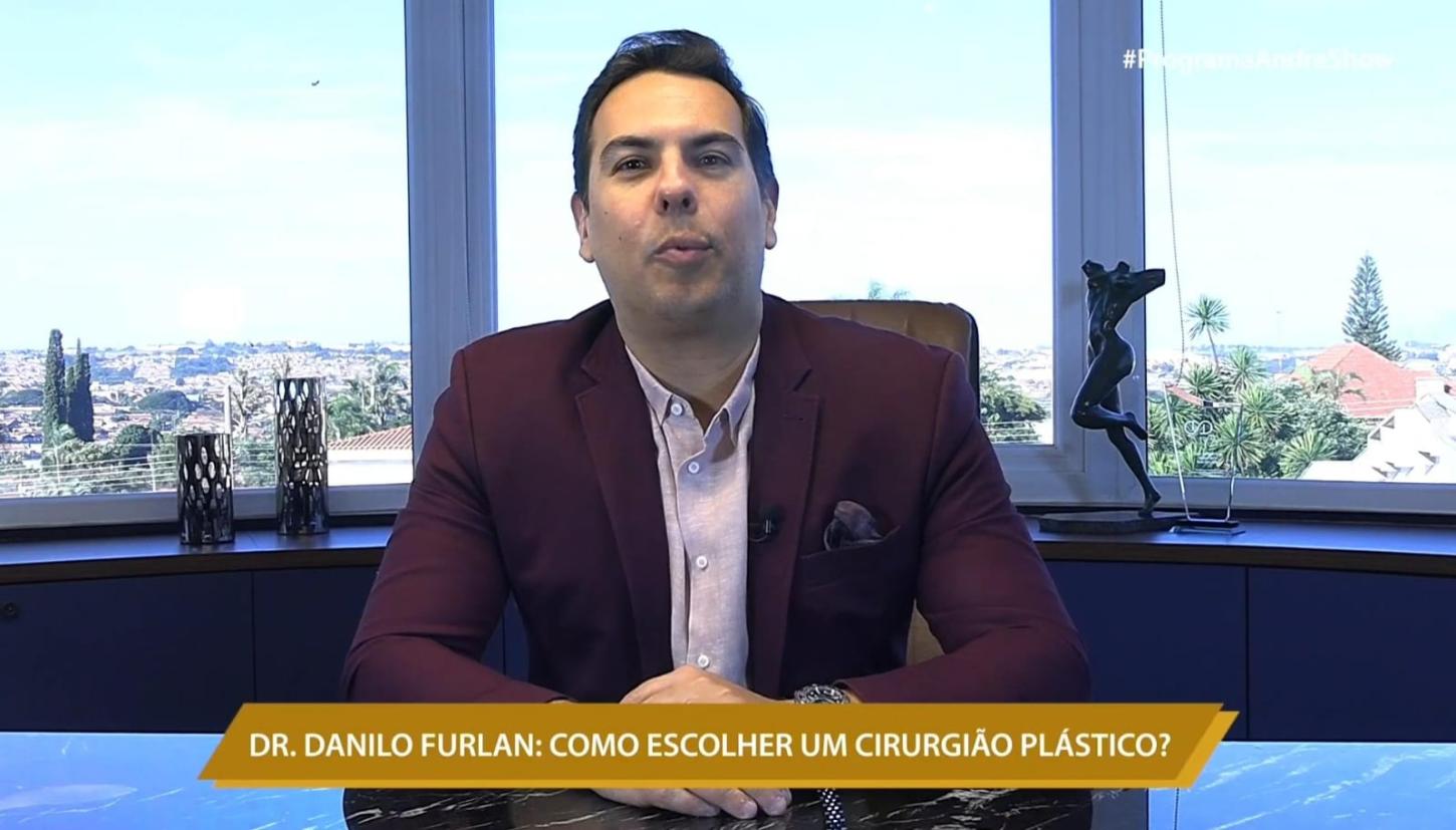 COM ESCOLHER UM CIRURGIÃO PLÁSTICO