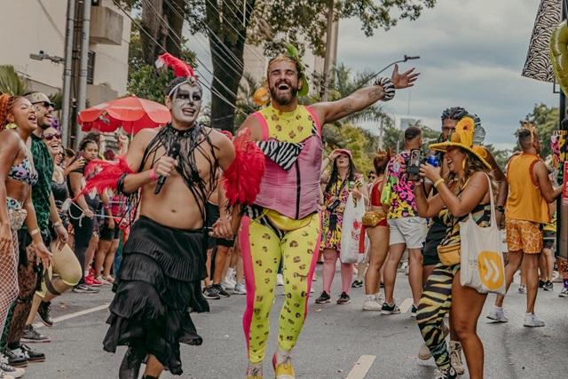 Bloco Salada de Frutas arrasta milhares de foliões no bairro Floresta em celebração à diversidade