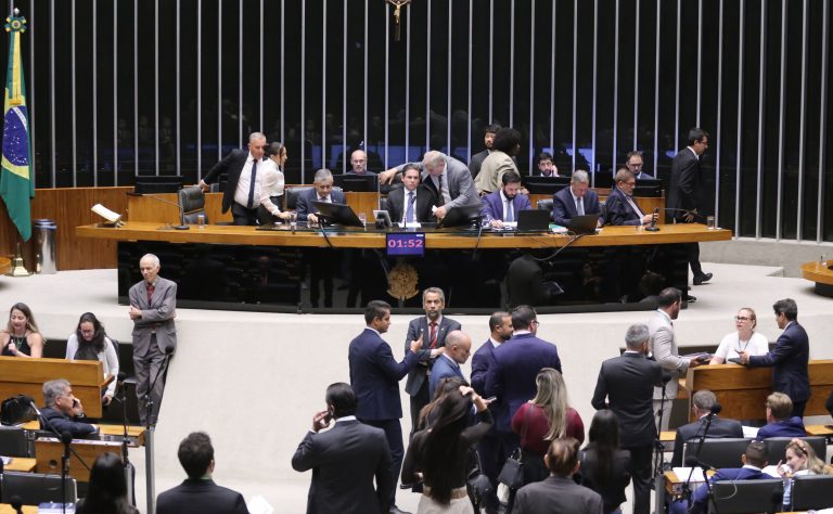 Câmara aprova regime de urgência para 12 projetos de lei