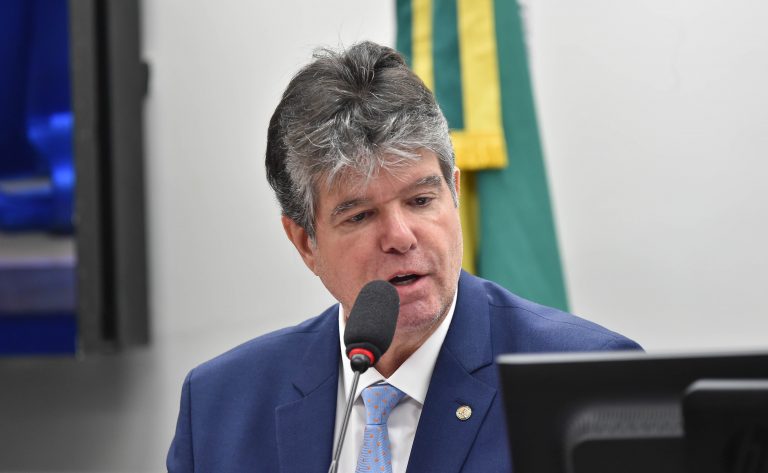 Comissão aprova regras de transparência para acompanhamento de processos no INSS