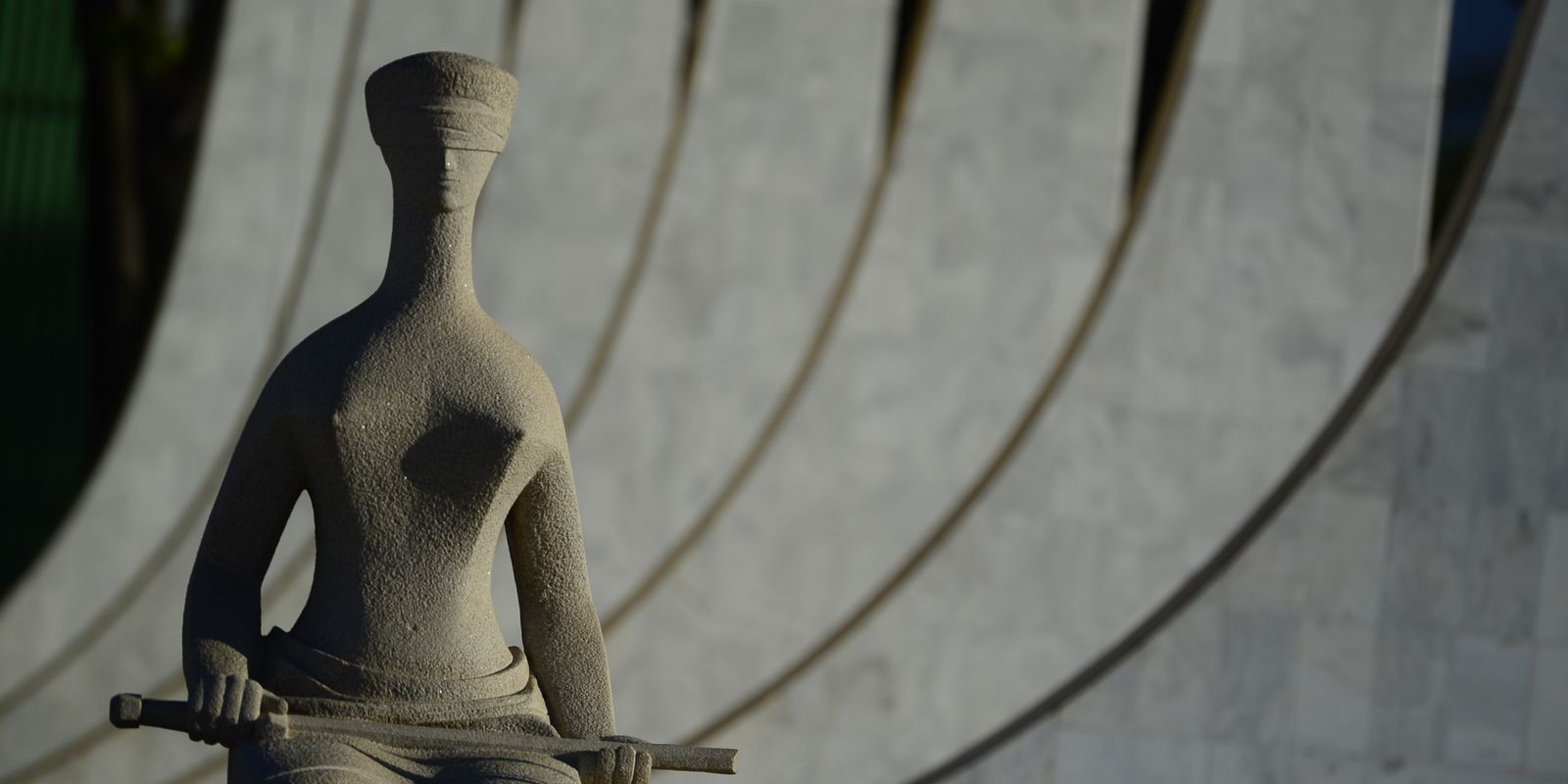 STF decide limitar pagamento de penduricalhos no Judiciário e MP 