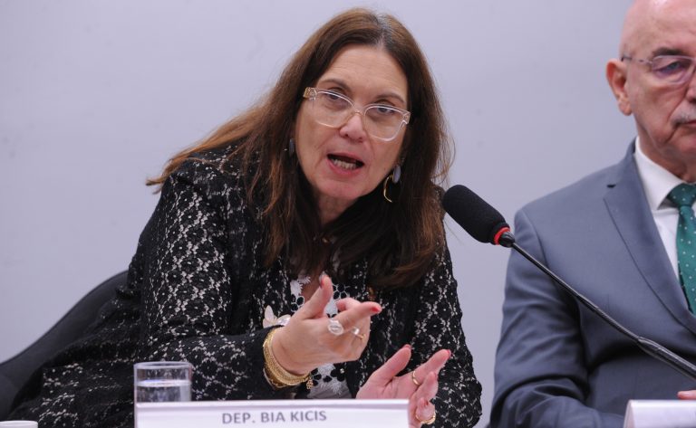 Comissão aprova ações educativas e campanha sobre fibromialgia