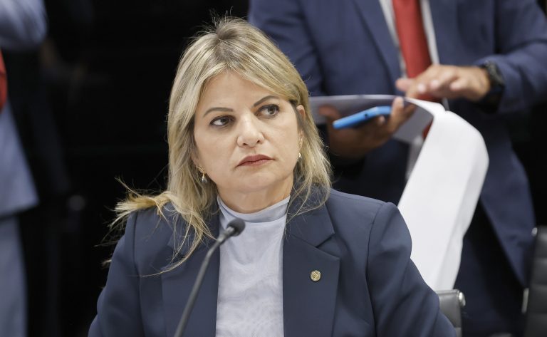 Comissão aprova projeto que cria programa de capacitação sobre direitos da mulher