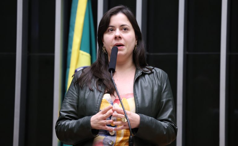 Comissão aprova projeto que obriga o governo a oferecer livros digitais gratuitos