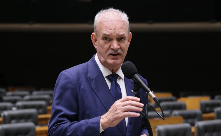 Comissão aprova proposta com novas regras para placas de atendimento prioritário