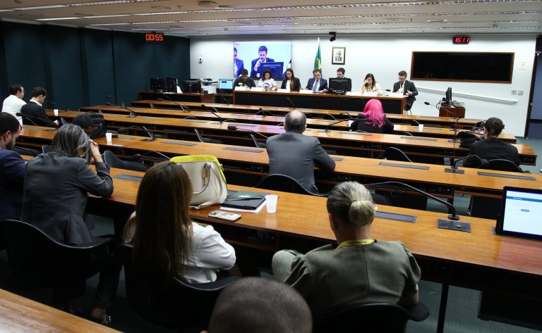 Estudantes e representantes de faculdades particulares pedem revisão de regras do Fies