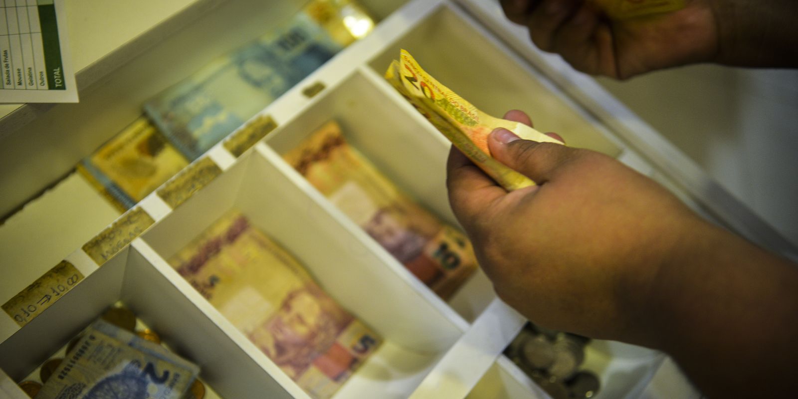 Trabalhadores nascidos em novembro e dezembro recebem abono salarial